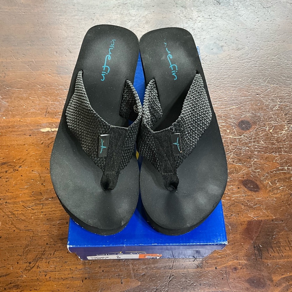 Blue Fin size 9M Ladies shoes